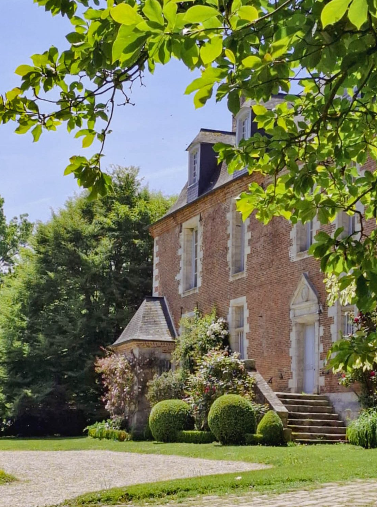 Cet été découvrez le manoir d’Herbouville, un joyau d’architecture niché dans un écrin de verdure. ☘️